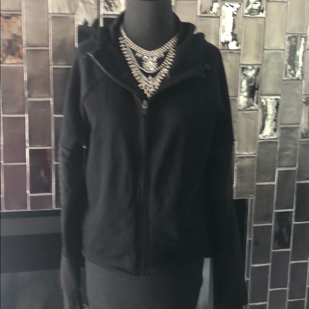 Black Puma short at the waist jacket